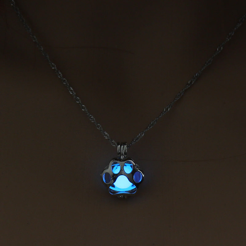 Glowing Paw Necklace – Animal Pendant with Night Light Effect